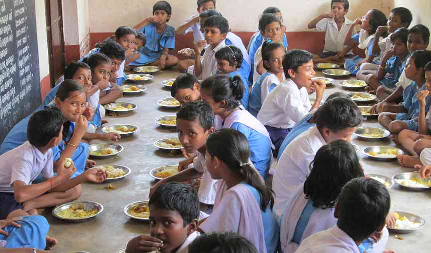 Indian school children eating midday meal schemes-