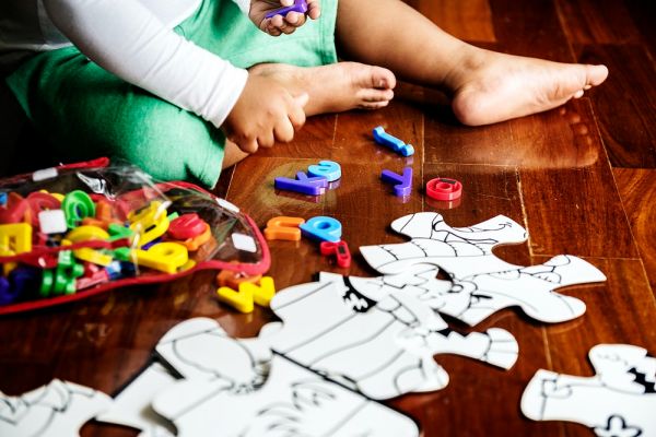 A kid solving a puzzle_Raw Pixel