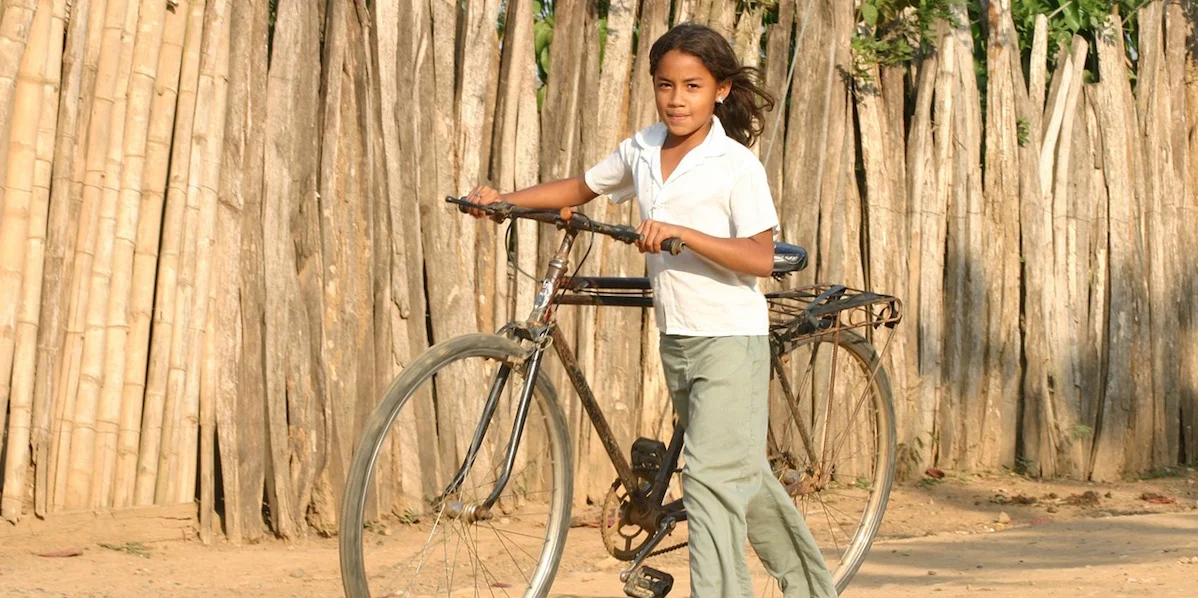 A child standing with a cycle