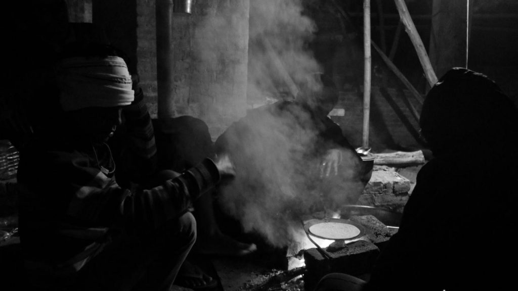 Migrant construction workers in Lucknow preparing dinner