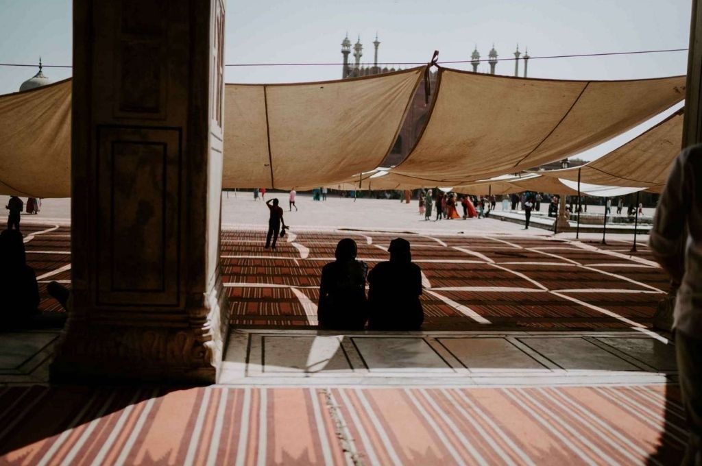 Couple resting at Delhi temple - Unsplash