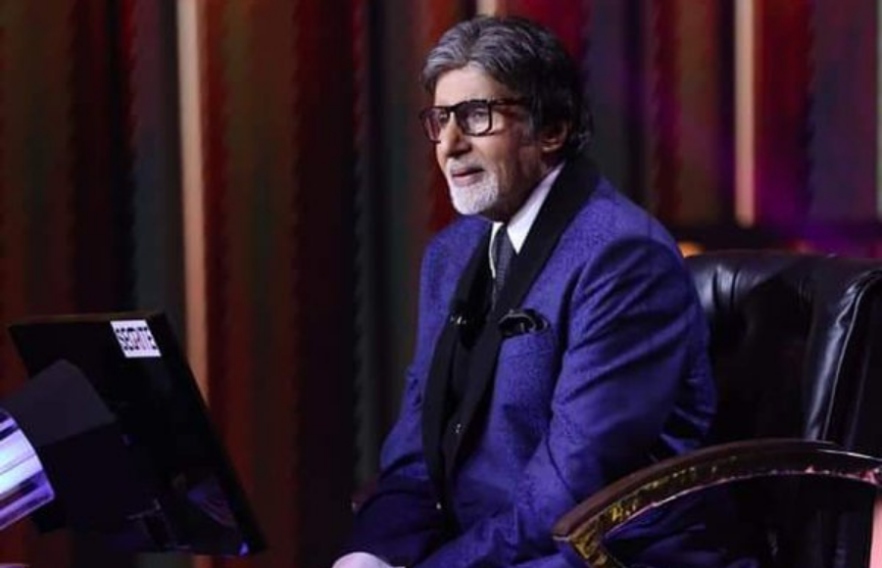 amitabh bachhan sitting on the set of KBC