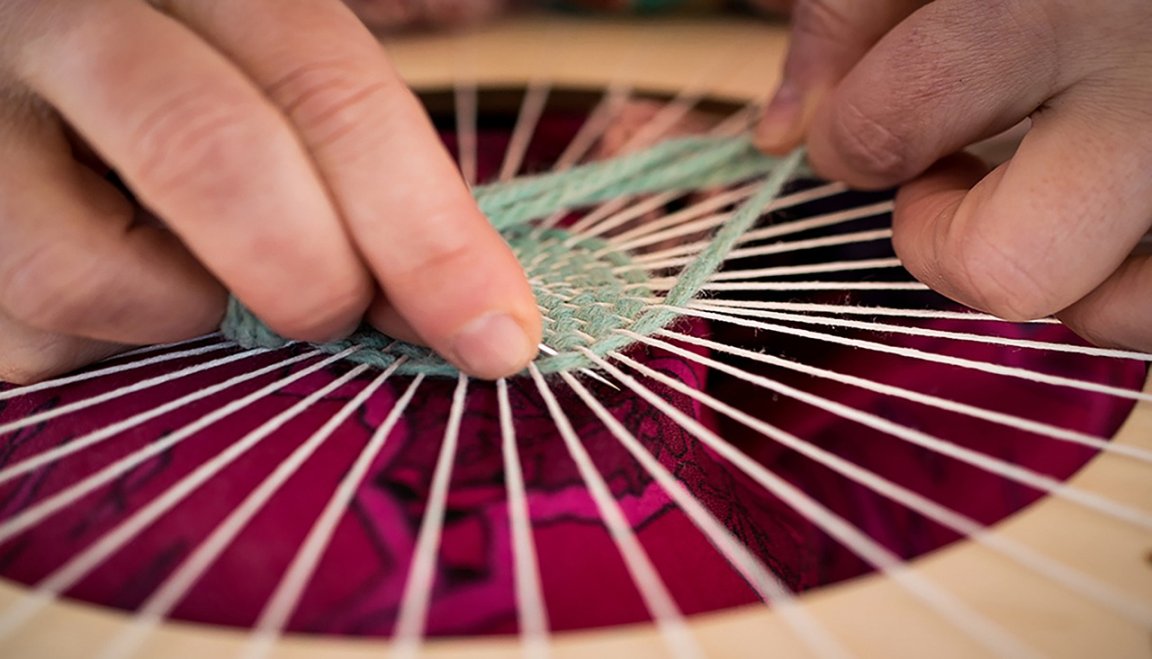 hands weaving a frame_pixabay_jpal
