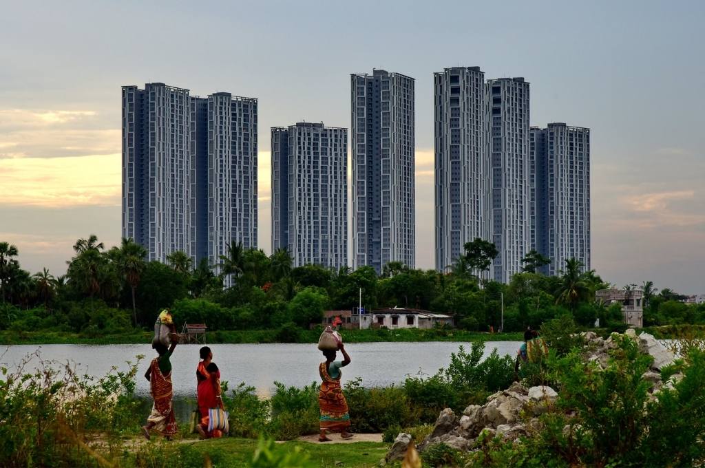 Workers-walking-towards-the-city-from-the-outskirts-security guards COVID-19