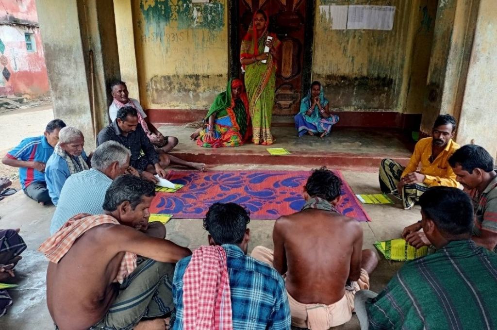 Laxmiprya sahoo, who is a krishi mitra, talking to male farmers to promote organic farming-organic farming in Odisha