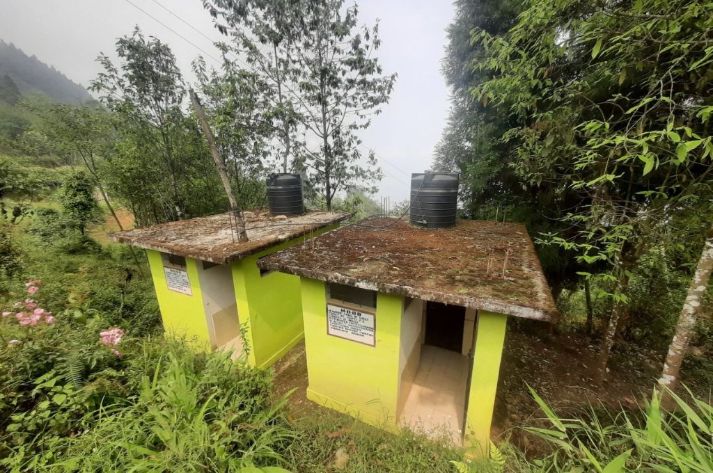 toilet and tanks in a primary school in sumbuk block-water shortage