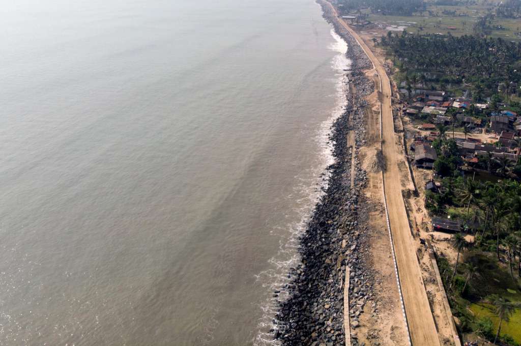 Sea on the left and a settled village on the right_livelihood of fishing community