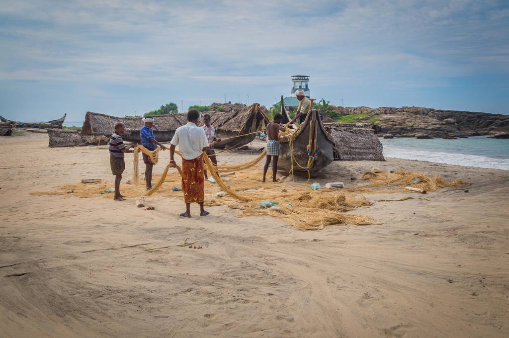 Indian fishermen with net near the sea_resilient livelihood