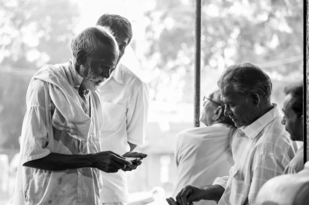 An old man using a phone_phone surveys