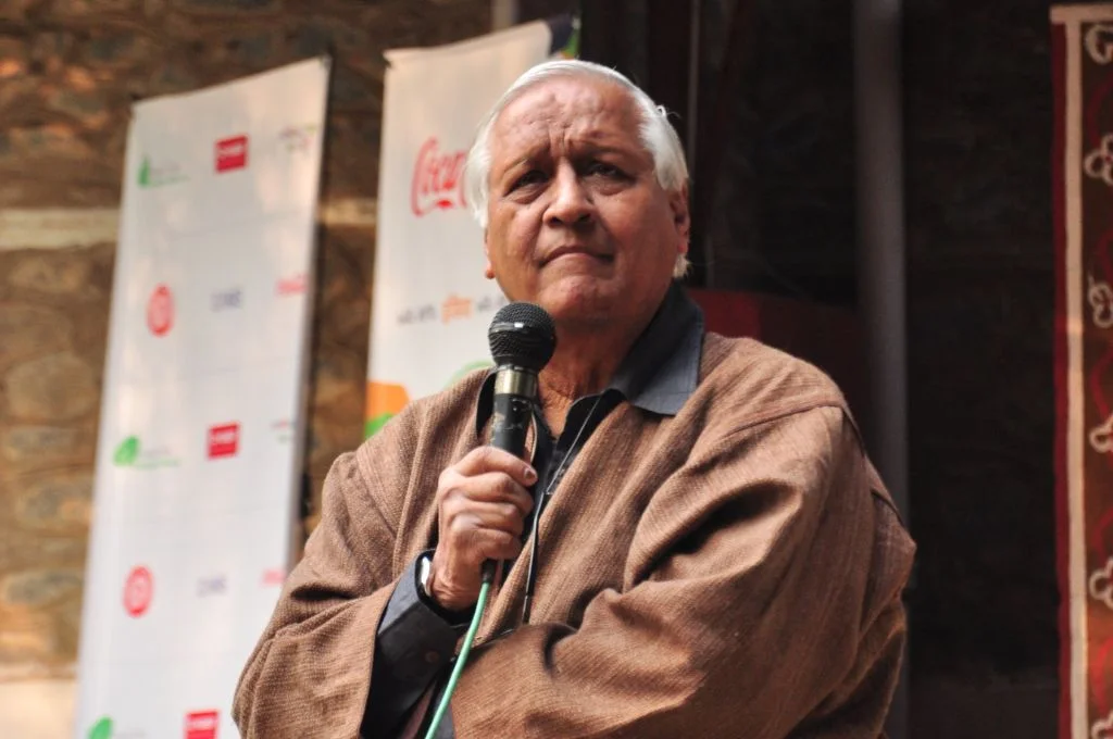 Bunker roy holding a mic