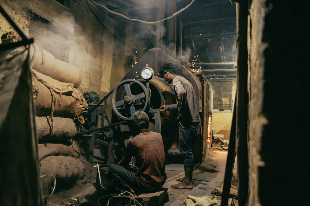 two men paraboiling rice_heat stress