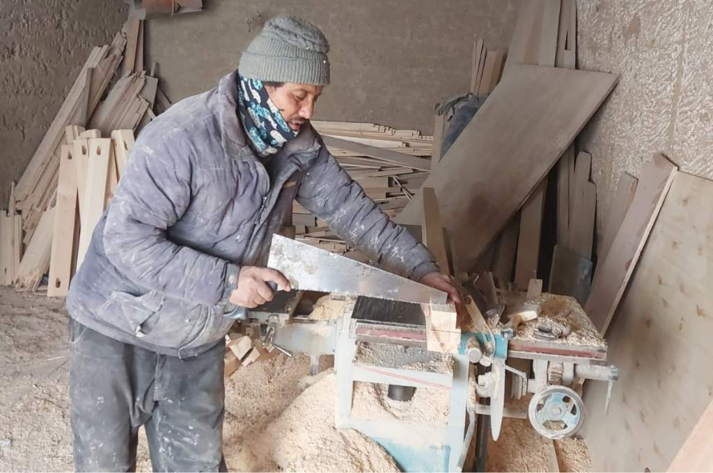 A carpenter at work_Spiti architecture