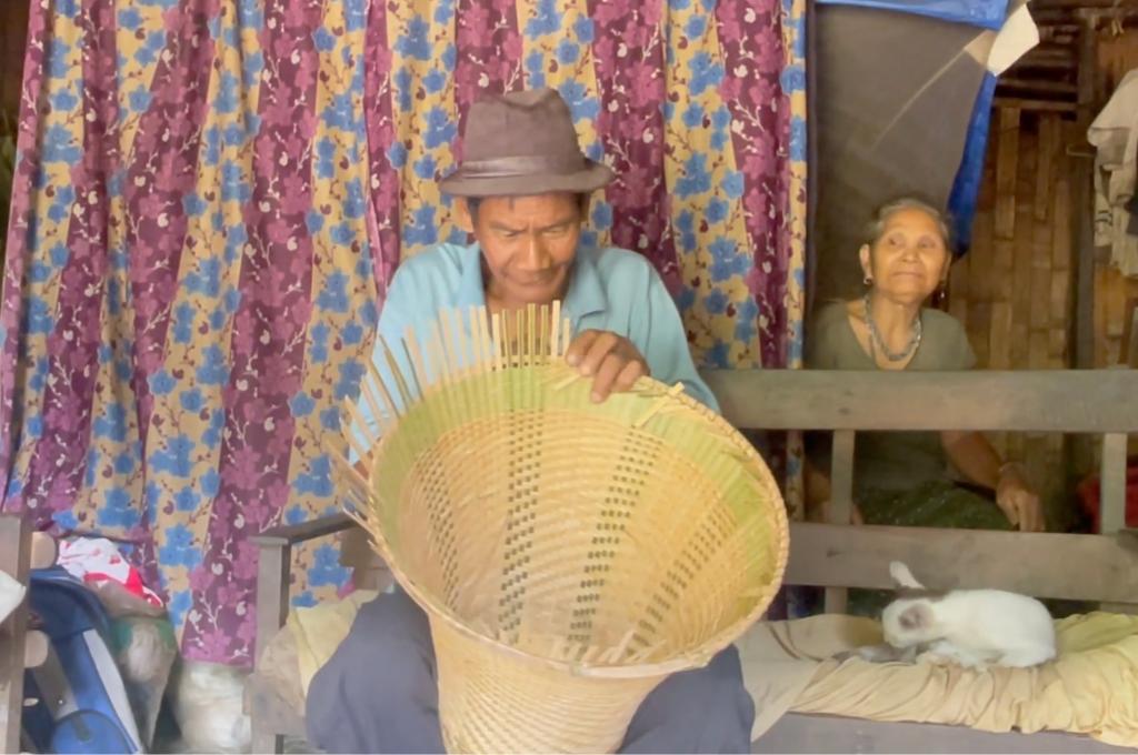 A man weaving a bamboo basket_bamboo handicraft