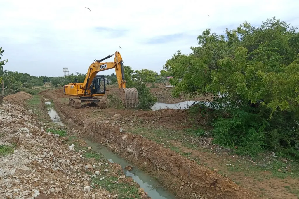 A bulldozer desilting mud