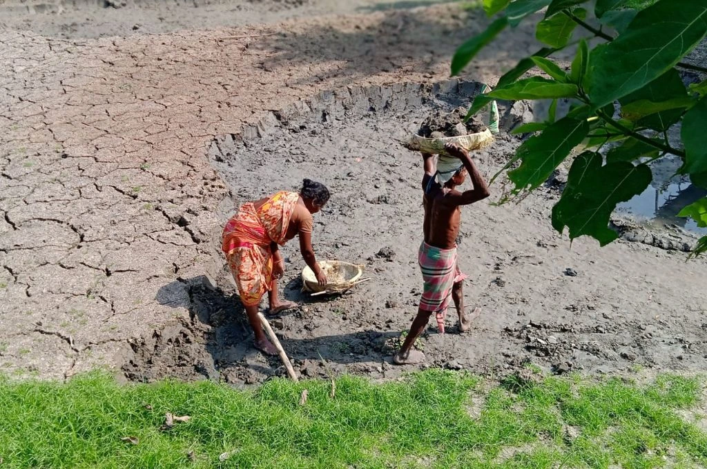 A man and a woman dredging a pond in Kolkata to circulate nutrients_wetlands 