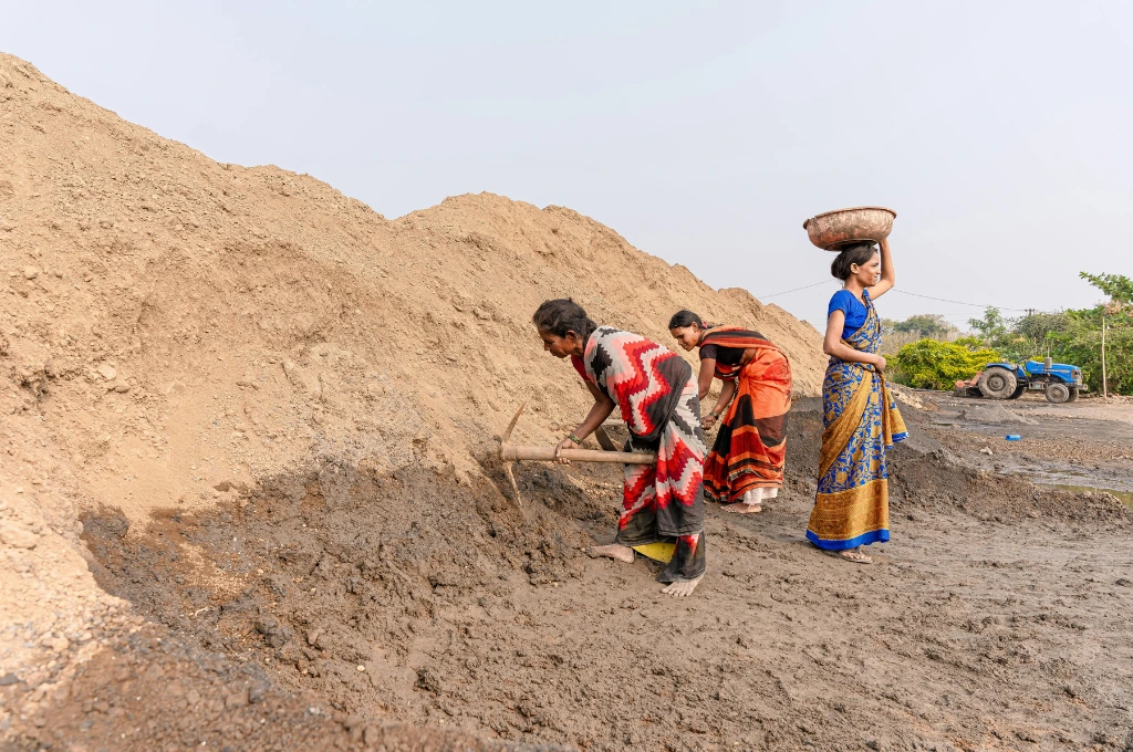 Women working at construction site_labour code