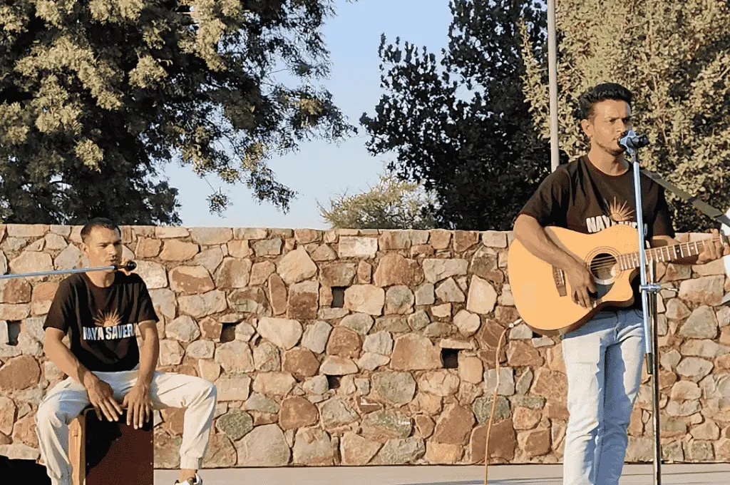 Outdoor guitar performance by duo_justice system