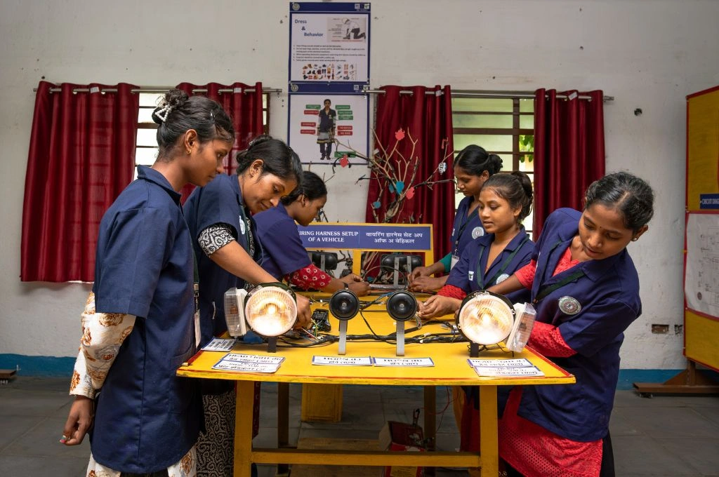 a group of 6 students working in a skill training institute