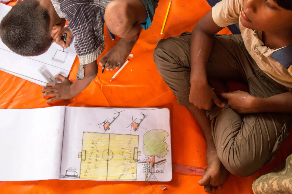 Children engaged in creative drawing_social sector