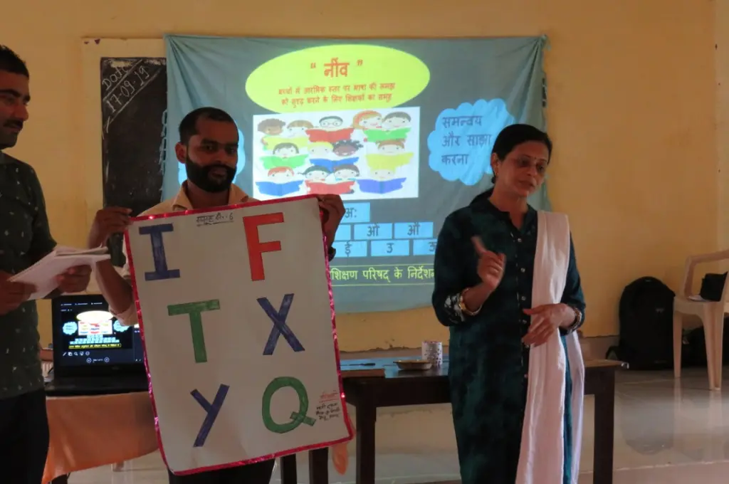 Teacher explaining during classroom training session_teacher training