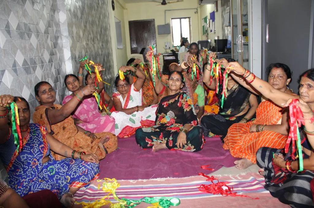 Women display coloured ribbons during training_urban heat