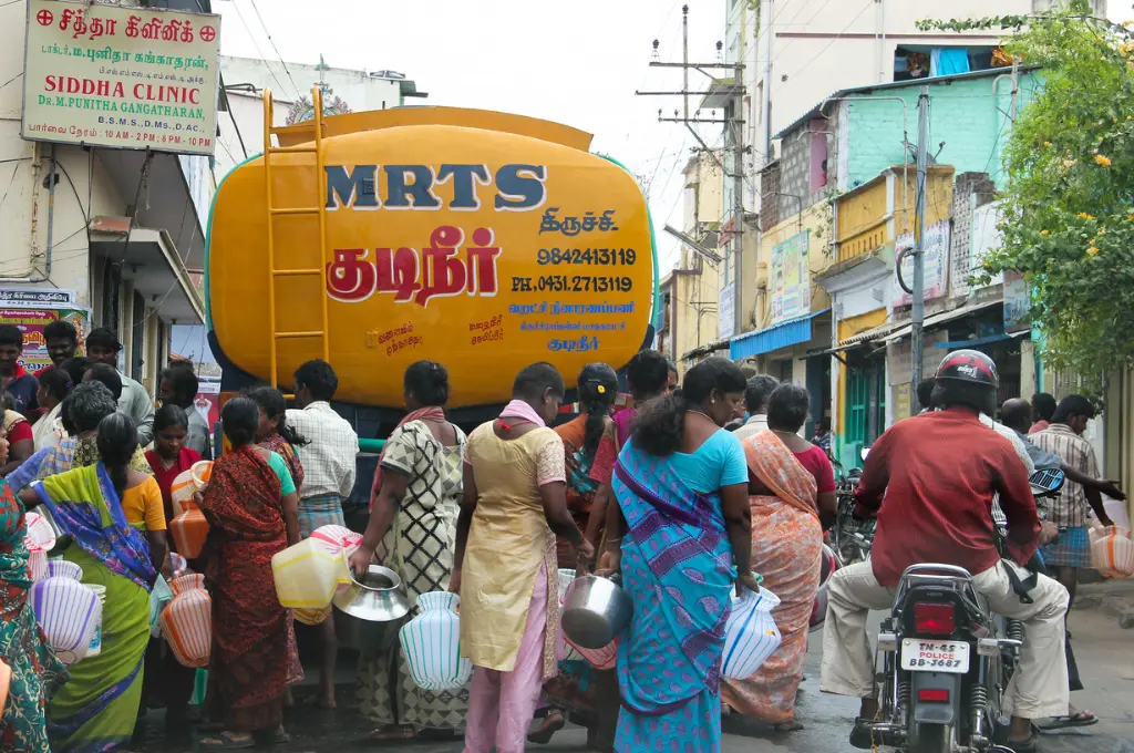 Residents queue for water from tanker_water infrastructure
