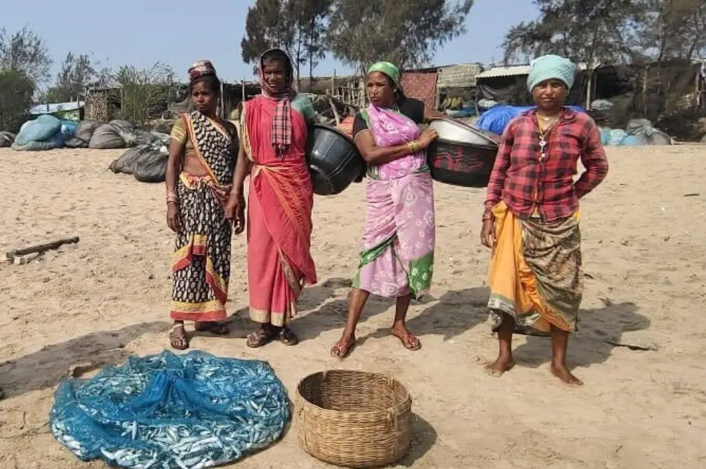 Women from a fishing village in Odisha standing by the beach_Coastal erosion